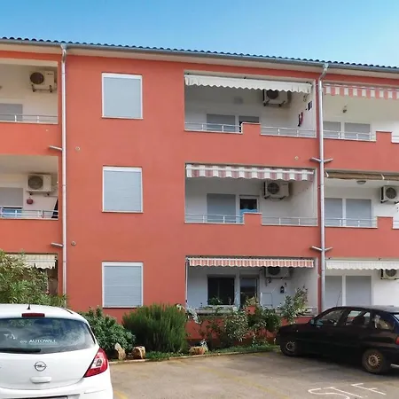 Apartamento Amazing In With 2 Bedrooms And Wifi Peroj