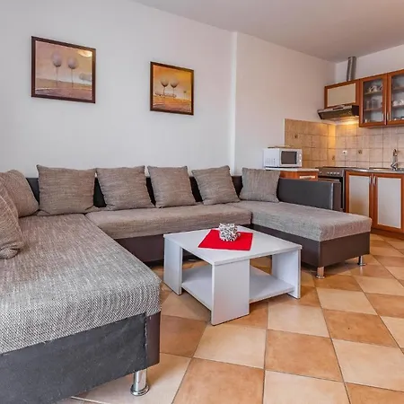 Amazing In With 2 Bedrooms And Wifi شقة *